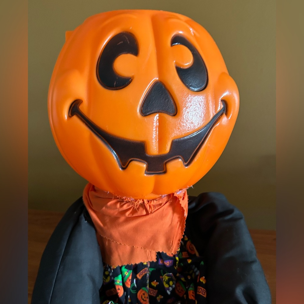 Pumpkin head shelf sitter / Halloween decor ๐ - Picture 3 of 11